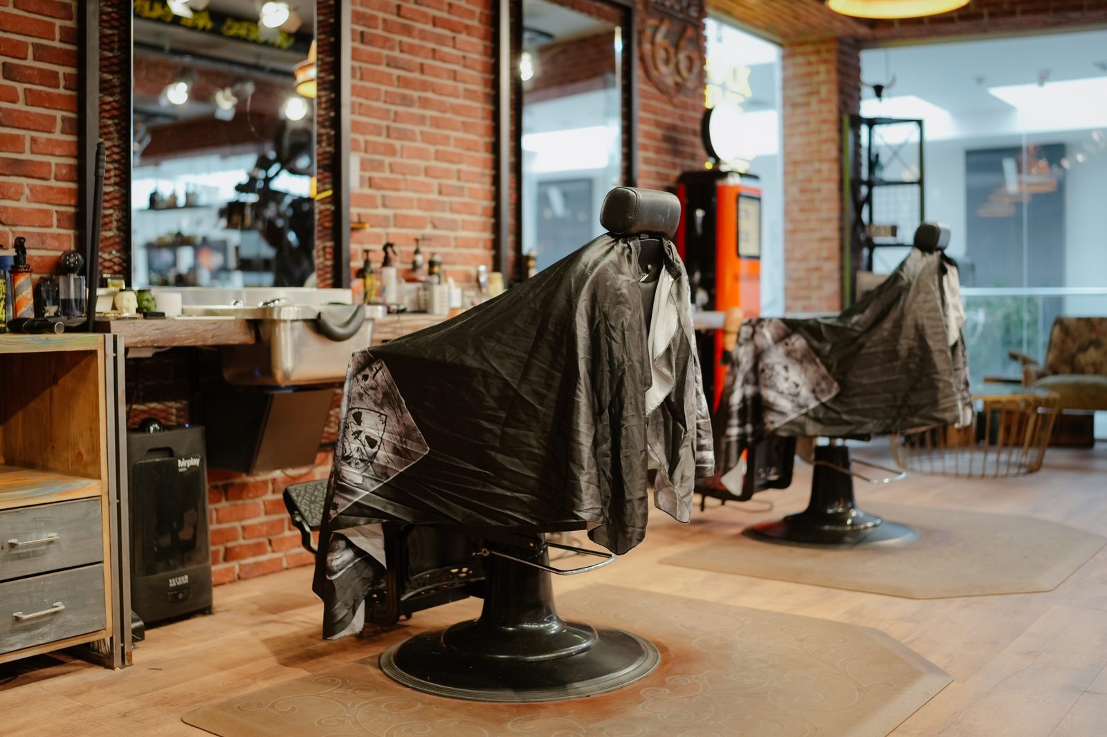 Barbershop kreslá a zrkadlá