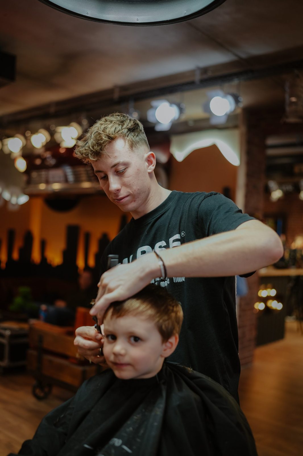 Barber pri strihaní vlasov