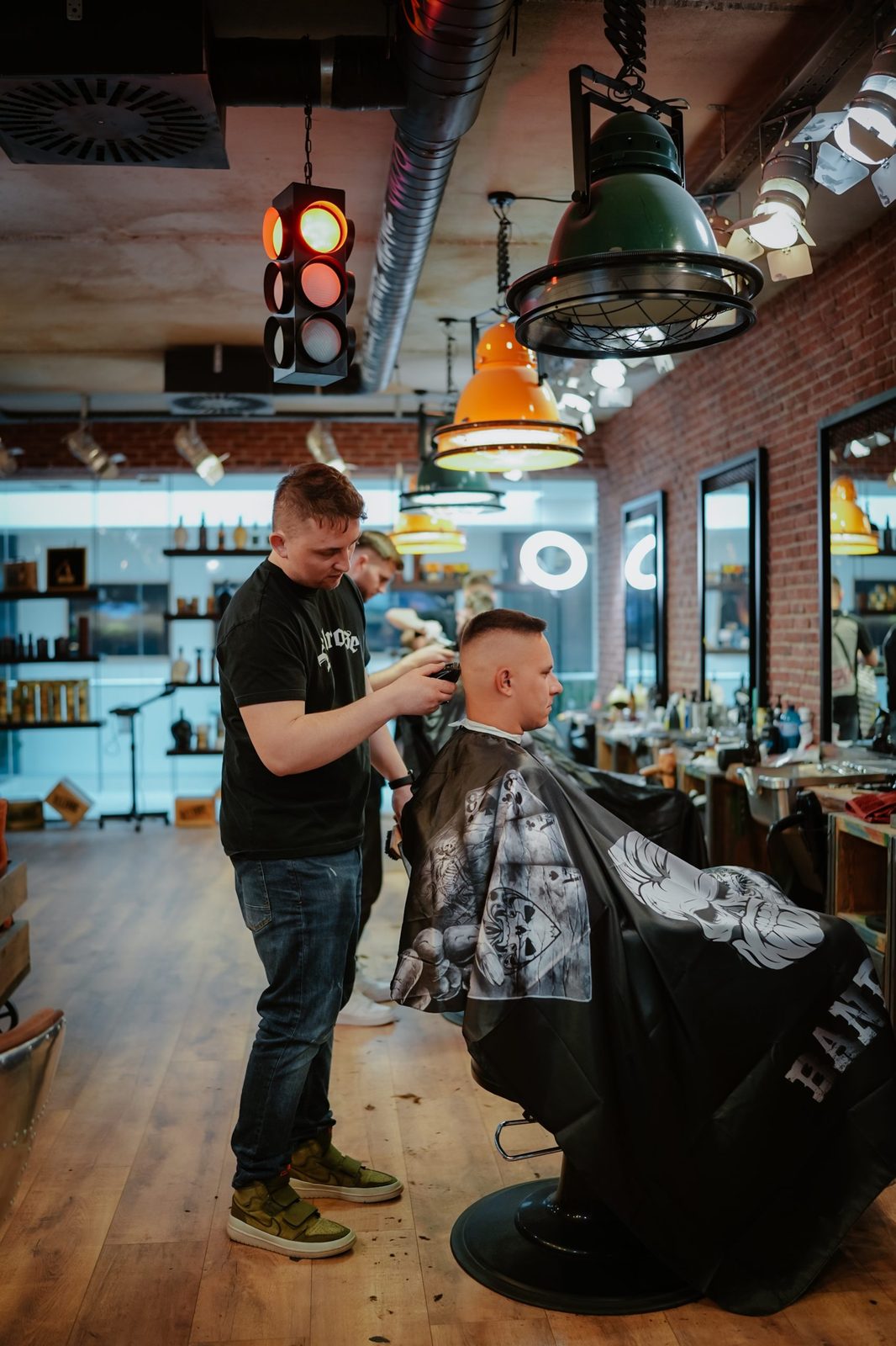 Barber pri práci s klientom